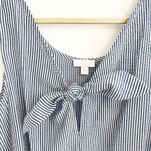 Cute women’s seersucker pinstripe romper size medium charming Charlie